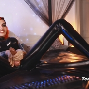 Shemale on latex suit jerks off on cam