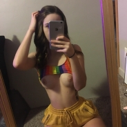 Sometimes I just forget to pull my shirts down all the way 💋