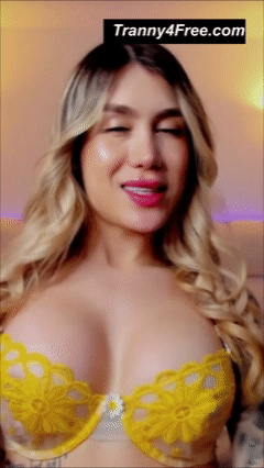 Horny Trans Babe Seductive Play On Cam